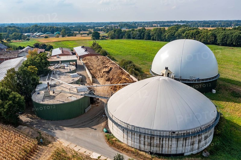 Biogas plant, gas storage, with dome, fermenter tanks for the fermentation process, use of solid manure as energy source, on a farm near Lippling, close to Delbrück in East Westphalia, in the district of Paderborn, 1.5 megawatts of electrical power, production of district heating for homes in the region, North Rhine-Westphalia, Germany, Europe