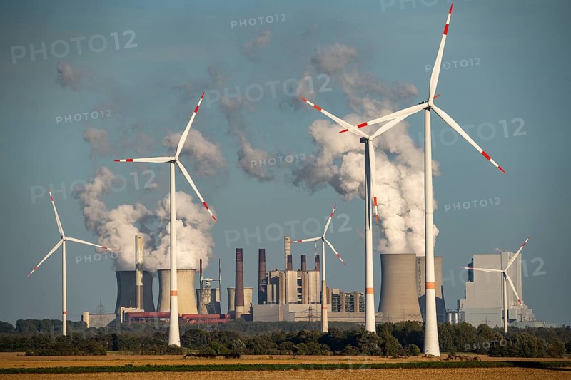Lignite-fired power plant, RWE Power AG Seurat power plant, wind power plants, 2 units were shut down in 2020/21 and restarted in June 22 to replace gas-fired power plants in the 2022 energy crisis, Bergheim, North Rhine-Westphalia, Germany, Europe