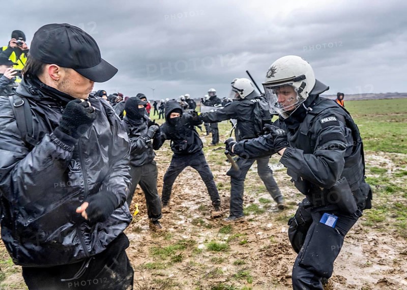 Violent clashes between thousands of demonstrators and the police, after a demonstration against the demolition of the brown coal village of Lützerath, the demonstration participants try to get to the rest of the village, Lützerah, and storm it, the police prevent this with a large contingent of forces, Erkelenz, North Rhine-Westphalia, Germany, Europe