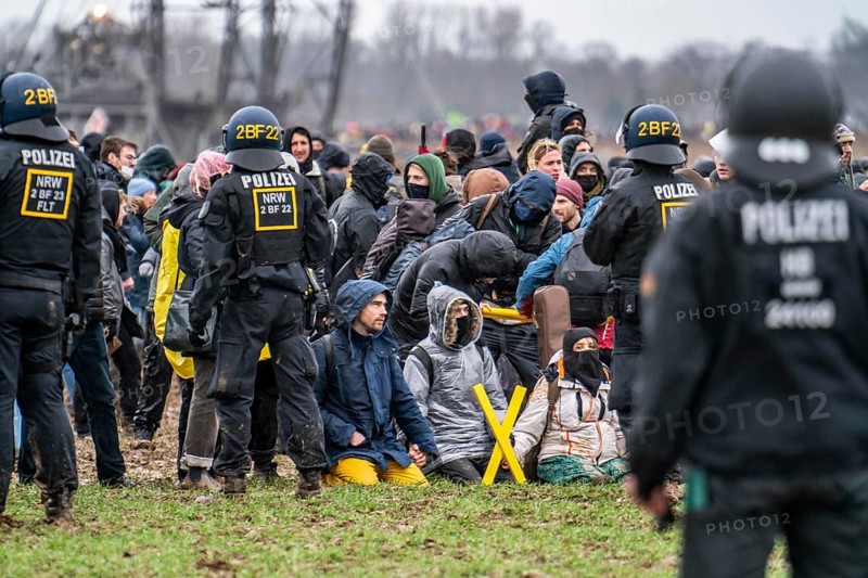 Violent clashes between thousands of demonstrators and the police, after a demonstration against the demolition of the brown coal village of Lützerath, the demonstration participants try to get to the rest of the village, Lützerah, and storm it, the police prevent this with a large contingent of forces, Erkelenz, North Rhine-Westphalia, Germany, Europe