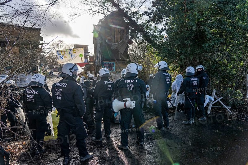 Beginning of the eviction of the Lützerath hamlet, camp of climate activists and squatters, at the Garzweiler 2 opencast lignite mine, by the police, Erkelenz, North Rhine-Westphalia, Germany, Europe