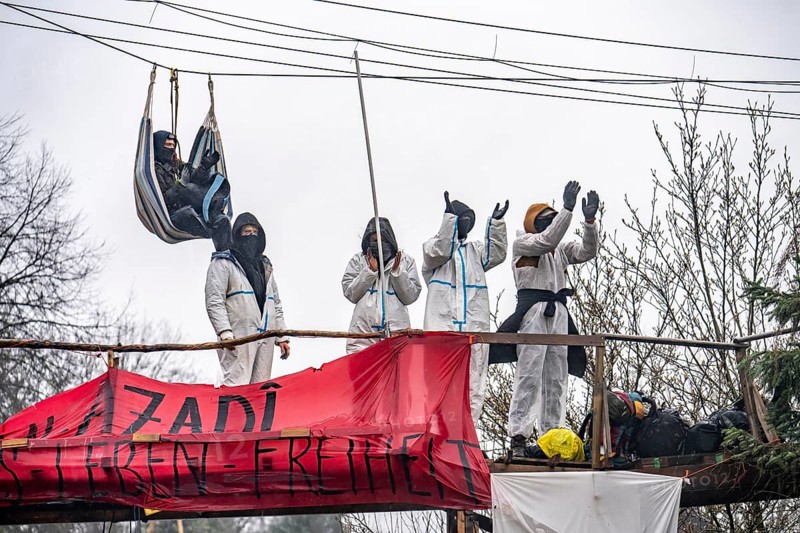 2nd day of the eviction of the Lützerath hamlet, occupied buildings of the former farm, by climate activists at the Garzweiler 2 opencast lignite mine, by the police, media, Erkelenz, North Rhine-Westphalia, Germany, Europe
