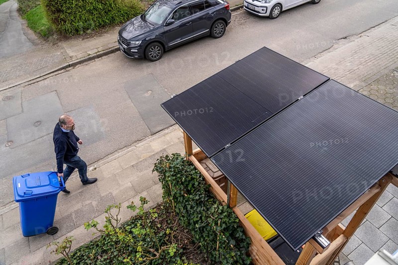 Detached house with various solar modules, in addition to solar panels on the roof of the house, plug-in solar modules are mounted on a dustbin box as a roof, Essen, North Rhine-Westphalia, Germany, Europe