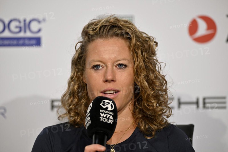 Laura Siegemund (GER), portrait, press conference, press conference, interview, microphone, mike, logo, WTA, tennis, Porsche Cup 2024, Porsche Arena, Stuttgart, Baden-Württemberg, Germany, Europe