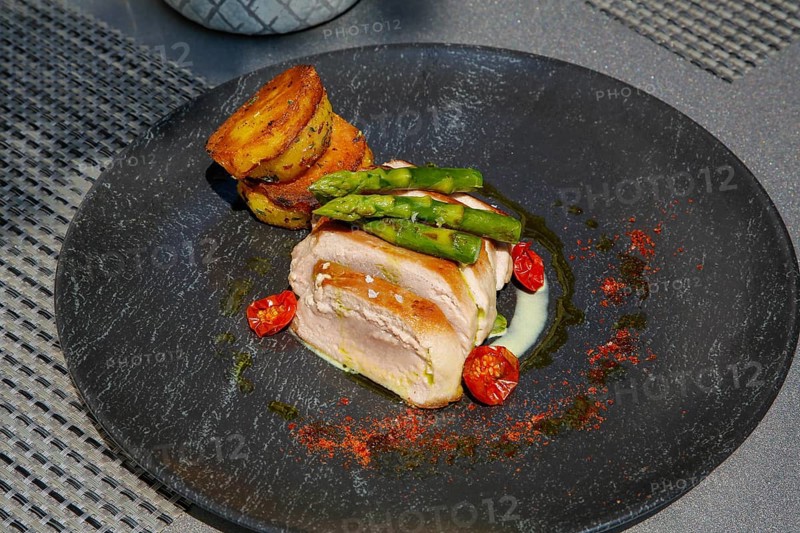 Tuna steak with green asparagus, fried potatoes served on a plate, main course, fish dish, Hotel Restaurant Schwanen, restaurant, food, Mediterranean cuisine, Köngen, Esslingen district, Baden-Württemberg, Germany, Europe