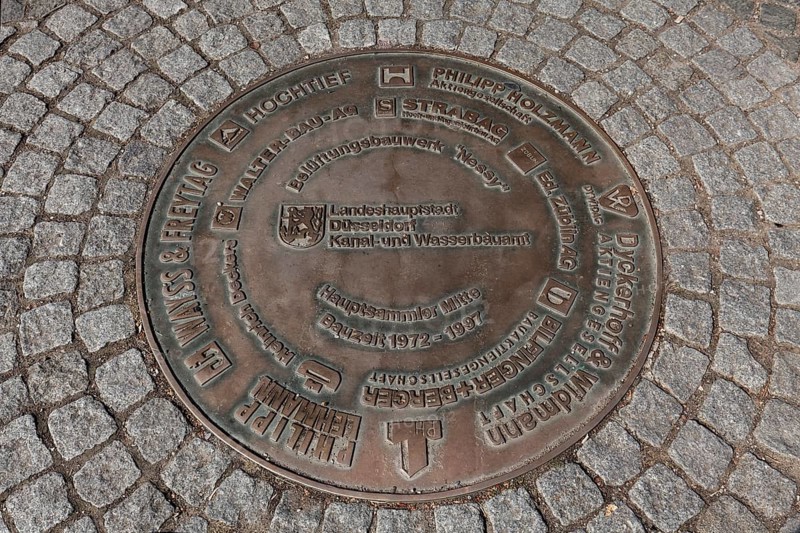 Plaque with names of civil engineering companies in front of the sculpture Nessie family, Hochtief, Philipp Holzmann, Wayss & Freyag, Dyckerhoff & Widmann, Strabag, Züblin, Düsseldorf, North Rhine-Westphalia, Germany, Europe