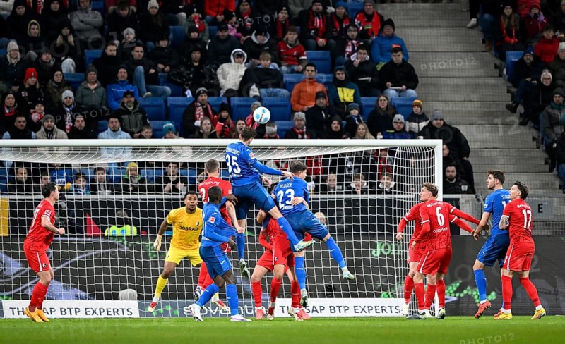 Penalty area scene, goal area scene Header duel Duel Action Arthur Chaves TSG 1899 Hoffenheim (35) Adam Hlozek TSG 1899 Hoffenheim (23) Goalkeeper Noah Atubolu SC Freiburg SCF (01) PreZero Arena, Sinsheim, Baden-Württemberg, Germany, Europe