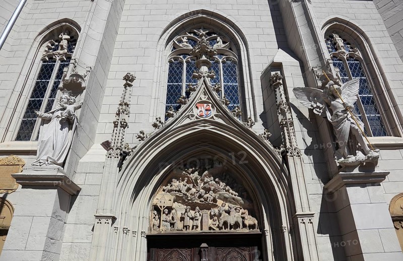 Portal with tympanum of the main portal with the multi-figure depiction of the procession of the Three Kings, late Gothic knight's chapel, Hassfurt, Hassfurt, Hassberge district, Lower Franconia, Bavaria, Germany, Europe