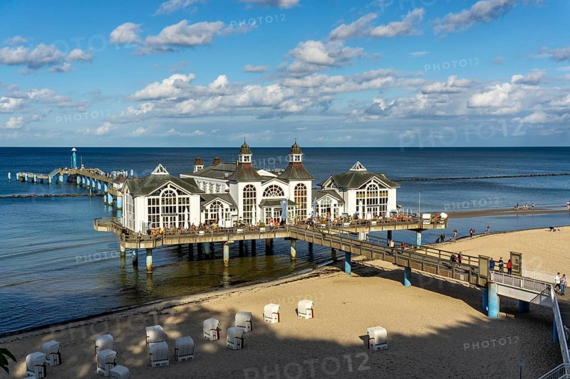 The Sellin pier, 394 metres long, with restaurant, jetty, beach chairs, island of Rügen, Mecklenburg-Western Pomerania, Germany, Europe