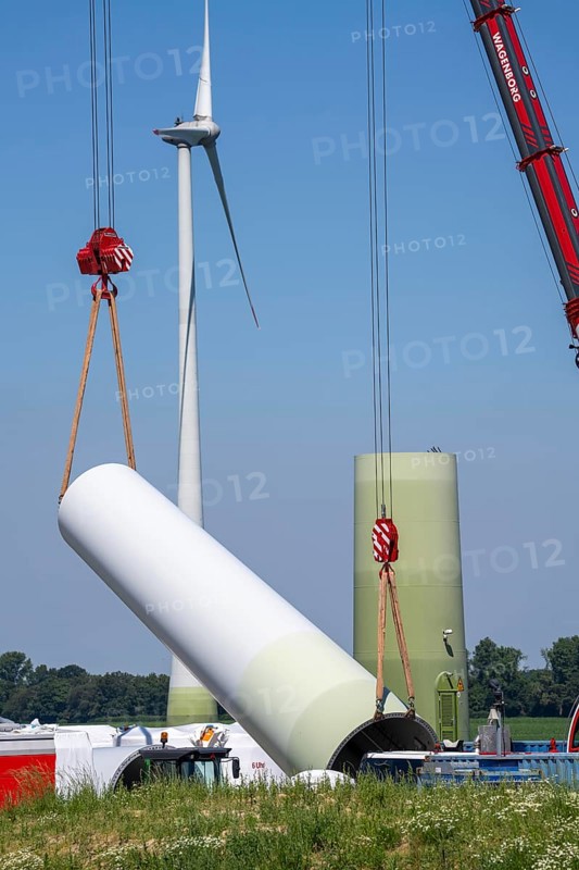 Repowering of a wind farm near Issum, here the dismantling of the tower, 9 older wind turbines from the manufacturer Enercon (model series E-58) will be dismantled, which have been in operation for over two decades, will be replaced by a total of four Enercon E-160 turbines, under construction, with a total output of 22 megawatts, Lower Rhine, North Rhine-Westphalia, Germany, Europe