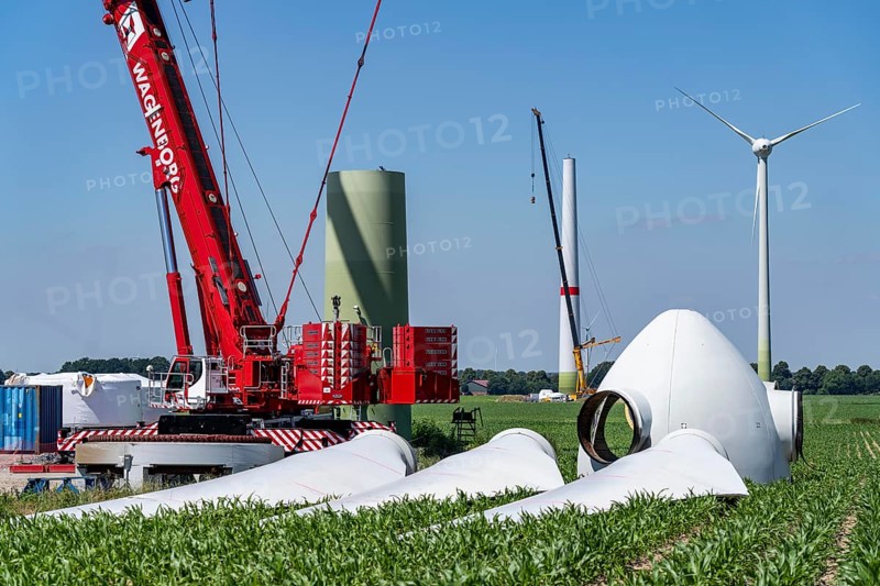 Repowering of a wind farm near Issum, 9 older wind turbines from the manufacturer Enercon (model series E-58) will be dismantled, which have been in operation for over two decades, will be replaced by a total of four Enercon E-160 turbines, under construction, with a total output of 22 megawatts, Lower Rhine, North Rhine-Westphalia, Germany, Europe