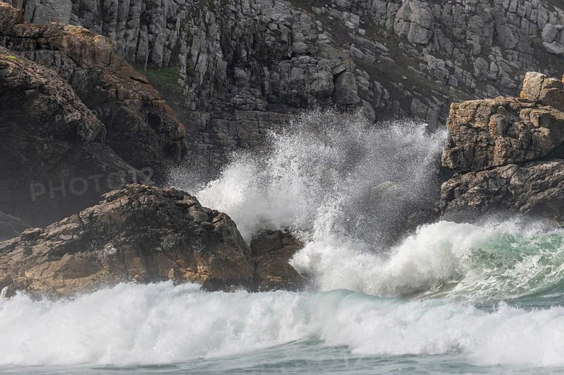 Large waves of the Atlantic Ocean crash against the rocks of a cliff. Camaret sur mer, Crozon, Finistere, Brittany, France, Europe