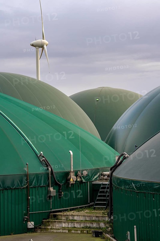 Biogas plant, the gas is produced from various biomass, including waste from the food industry, the electricity is generated in combined heat and power plants with the biogas produced and fed into the grid, the heat is sent to 70 households via a local heating network, part of the gas is processed and fed into the Thyssengas gas network, Anröchte, North Rhine-Westphalia, Germany, Europe