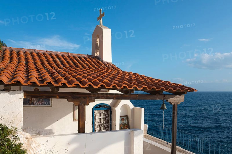 Chapel building with red bricks by the sea under a blue sky, radiates peace, Church of Agios Nikolaos Krasoktistos, Agia Kyriaki, Nafplio, Nafplio, Nafplion, Argolis, Argolic Gulf, Peloponnese, Greece, Europe