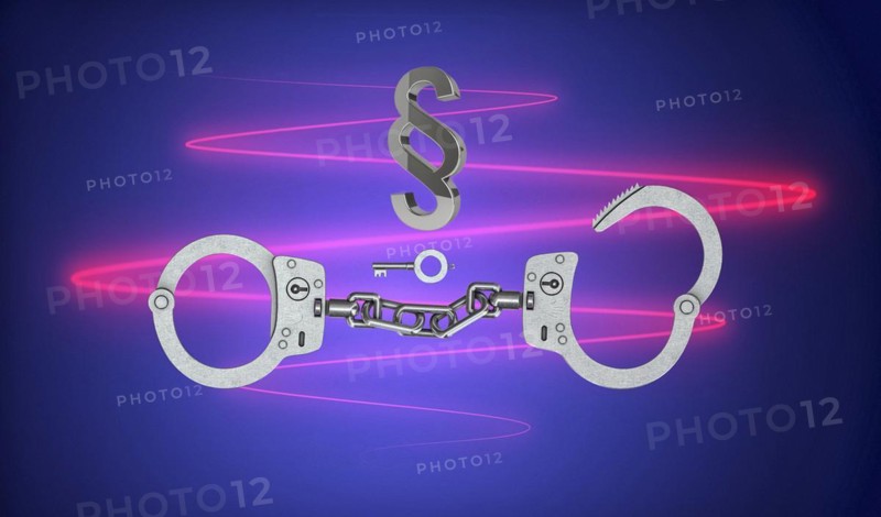 Symbol photo, crime, crime, police, handcuffs, law, court, paragraphs, threat, violent crime, fear, suspects, arrest, arrest, crime statistics, minor offenders, asylum policy, violent offenders, migrants, robbery, theft, murder