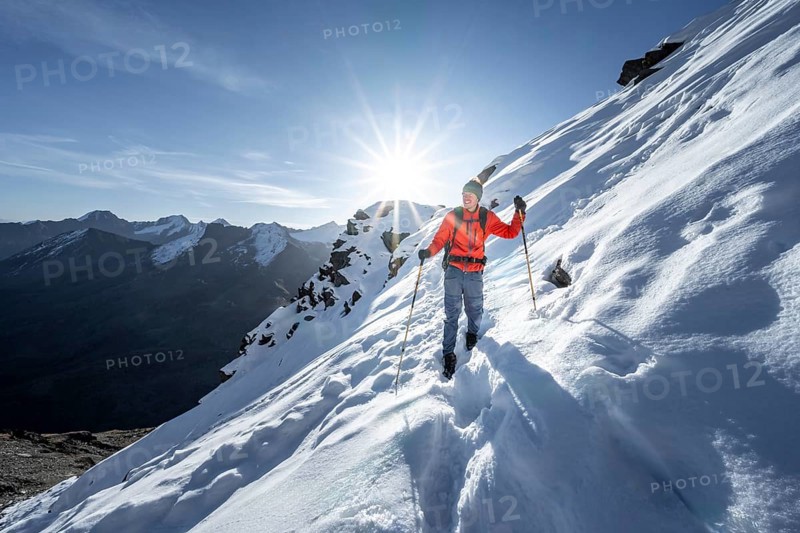 Mountaineers on a hiking trail with snow, ascent to Ramoljoch, autumnal mountain landscape, Sonnenstern, Ötztal Alps, Tyrol, Austria, Europe