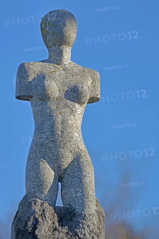 Sculpture Liberté - free in thinking and being by Dietmar Schmid 2019, stone sculpture, modern art, female figure, freedom, thinking, being, thought, thought, female, torso, without, missing, no, no, arms, free-standing, castle park, Essingen, Swabian Alb, Baden-Württemberg, Germany, Europe