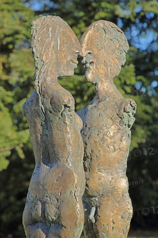 Sculpture Maskenpaar I by Karl Ulrich Nuss 2019, bronze sculpture, modern art, couple, pair, male, female, figures, male figure, female figure, close, narrow, narrow, close, together, standing, thin, flat, flat, faces, nose, heads, naked, relationship, communication, interaction, body contact, touch, touching, castle park, Essingen, Swabian Alb, Baden-Württemberg, Germany, Europe