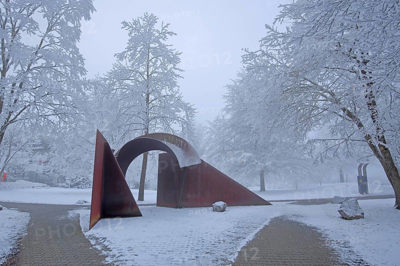 Sculpture Ulmer Tor by Bernhard Heiliger 1989, steel sculpture, Corten steel, Corten steel, metal, rust, rusty, rusted, archway, snow, winter, hoarfrost, frost, park, sculpture path, university, Eselsberg, Ulm, Baden-Württemberg, Germany, Europe