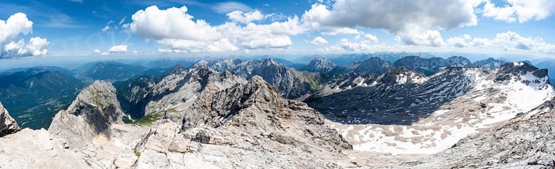 Panorama, rocky steep mountain landscape, mountain panorama from the summit of the Zugspitze, view of Zugspitzplatt, Jubiläumsgrat and mountain ridge with summit Waxenstein and Riffelspitze and into Höllental, Wetterstein range, Wetterstein range, Bavaria, Germany, Europe