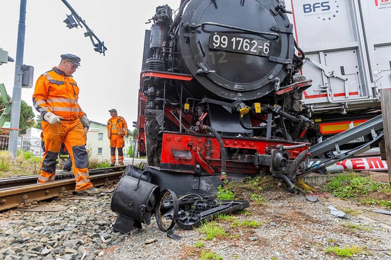 There was a serious accident between a train on the Weißeritz Valley Railway and a lorry from the district of Central Saxony at the level crossing just in front of the Dippoldiswalde stop. The steam locomotive, built in 1933, was forced off the tracks, causing millions of euros worth of damage. Local residents reported an explosive bang., Engine accident on Weißeritztalbahn, Dippoldiswalde, Saxony, Germany, Europe