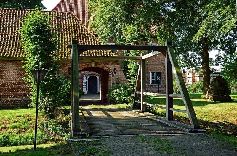 Europe, Germany, Lower Saxony, Altes Land near Hamburg, Hamburg Metropolitan Region, Jork-Estebrügge, Esteburg, historic building, from 1609, gatehouse and moat, Hamburg, Hamburg, Federal Republic of Germany, Europe