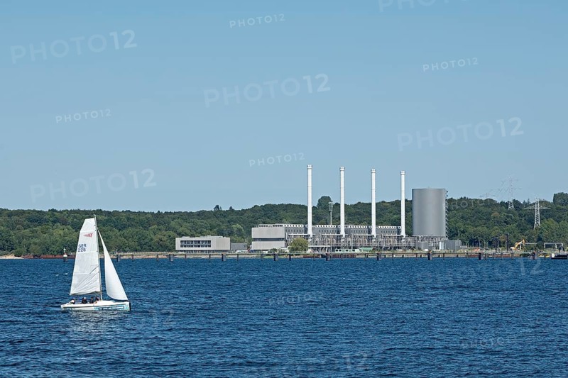 Sailing boat, gas-fired power station, coastal power station, Kiel, Schleswig-Holstein, Germany, Europe
