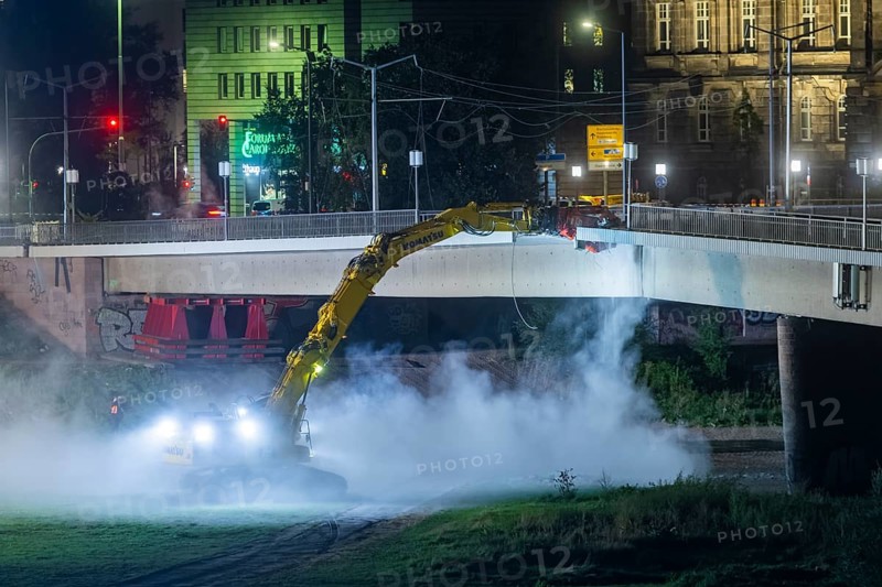 In the early hours of the morning, a section of the Carola Bridge collapsed for unknown reasons. Over a length of around 100 metres, the section on which the trams normally run collapsed into the Elbe. Demolition of the collapsed section of the bridge began during the night of 13 September, and heavy equipment was used for this purpose. Demolition of the collapsed bridge sections of the Carola Bridge in Dresden, Dresden, Saxony, Germany, Europe