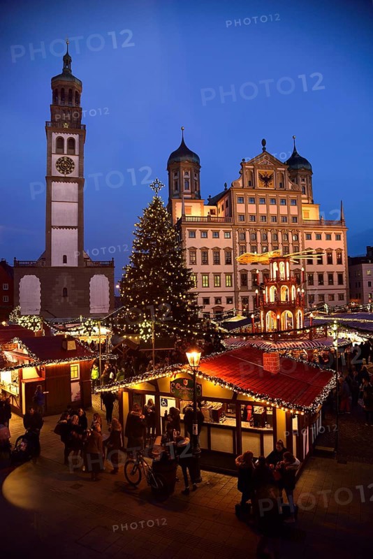 Europe, Germany, Bavaria, Swabia, Augsburg, town hall market, town hall, Renaissance, built 1615 to 1620, Perlachturm, 78 metres high, evening, Christmas market, Europe