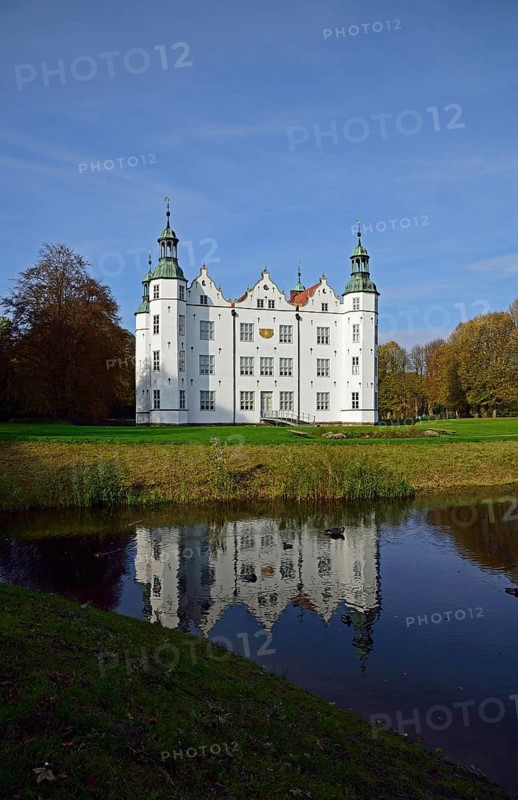 Europe, Germany, Schleswig-Holstein, Ahrensburg, moated castle Ahrensburg, autumn, front facade, built around 1595, late Renaissance, moat, Europe