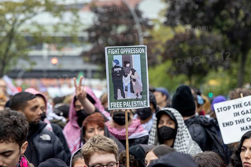 Sign Fight Oppression / Free Palestine at the pro-Palestinian demonstration in Berlin, Germany, 6.10.2024: Pro-Palestinian demonstrators protest at Kottbusser Tor in Berlin-Kreuzberg under the slogan Demo against genocide in Gaza on the anniversary after the radical Islamist Hamas attacked Israel on 7 October 2023, killing over 1, 000 people and kidnapping hundreds in the Gaza Strip, which has been at war with Israel ever since. Berlin, Europe