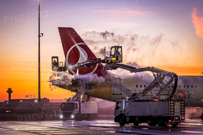 Frost at the airport, a Turkish Airlines aircraft is de-iced in front of sunrise. Airbus A321-231, Fraport, Frankfurt am Main, Hesse, Germany, Europe
