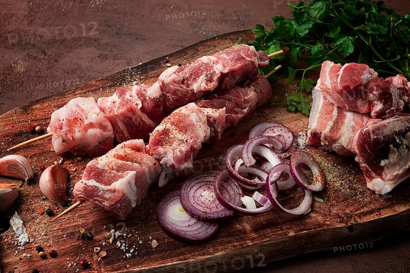 Rohes Schweinefleisch, auf Holzspießen, eingelegter Spieß, mit Gewürzen, Ansicht von oben, ohne Personen