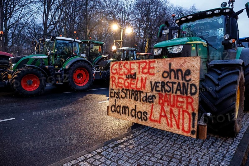 Thousands of farmers demonstrate with their tractors against the planned cancellation of the agricultural diesel subsidy, Berlin, 15.01.2024