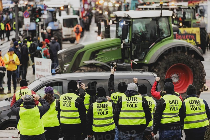 Road blockades, taken as part of the farmers' protests in Berlin, 15 January 2024. 10, 000 participants are expected on Monday as part of the farmers' protest week. Among other things, they are protesting against the austerity plans of the traffic light government
