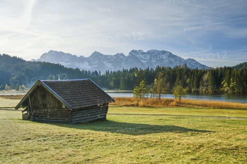 Hut at Geroldsee or Wagenbrüchsee, morning light, Krün near Mittenwald, Karwendel, Werdenfelser Land, Upper Bavaria, Bavaria, Germany, Europe
