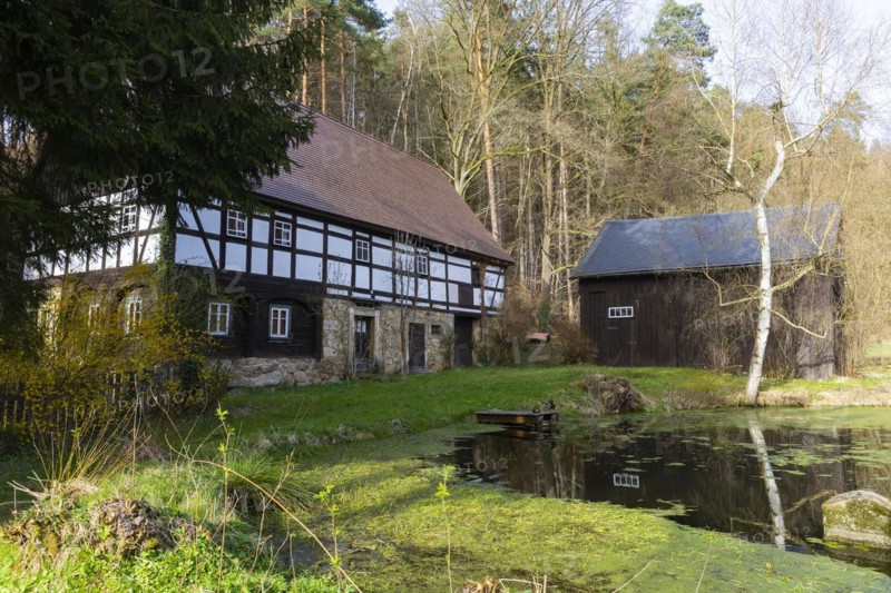 The Polenz is the right-hand, smaller source river of the Lachsbach in Saxony and flows through the lower section of the northern Elbe Sandstone Mountains in a canyon-like valley. Half-timbered house near Cunnersdorf, Heeslicht, Saxony, Germany, Europe