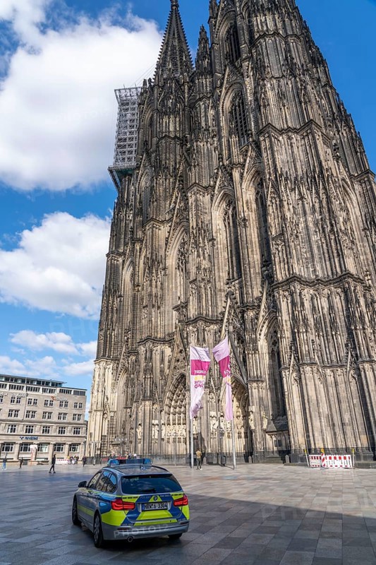 Effects of the coronavirus crisis, empty shopping street, police patrol car, around 1430 hours on Saturday, normally thousands of people go shopping here at this time, Domplatte, in Cologne, Germany, Europe