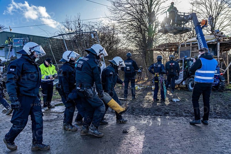 Beginning of the eviction of the Lützerath hamlet, camp of climate activists and squatters, at the Garzweiler 2 opencast lignite mine, by the police, Erkelenz, North Rhine-Westphalia, Germany, Europe