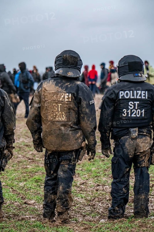 Violent clashes between thousands of demonstrators and the police, after a demonstration against the demolition of the brown coal village of Lützerath, the demonstration participants try to get to the rest of the village, Lützerah, and storm it, the police prevent this with a large contingent of forces, Erkelenz, North Rhine-Westphalia, Germany, Europe