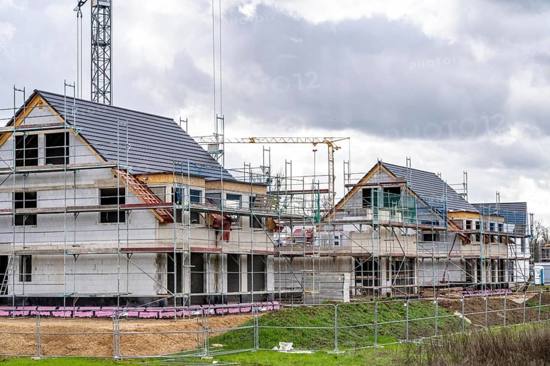 New development district, around 140 detached and semi-detached villas being built in the south of Duisburg, various property developers, shells, construction work, North Rhine-Westphalia, Germany, Europe
