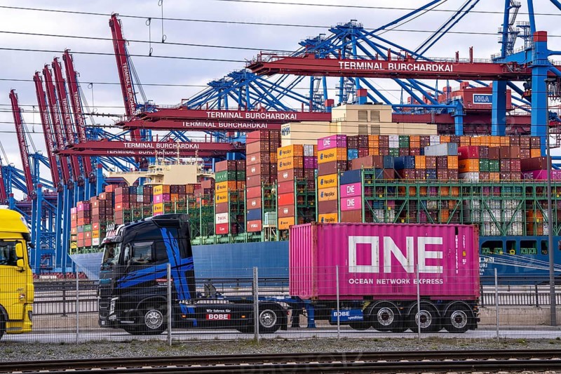 Port of Hamburg, Waltershofer Hafen, container ships, lorries bring and collect freight containers to and from HHLA Container Terminal Burchardkai, Hamburg, Germany, Europe