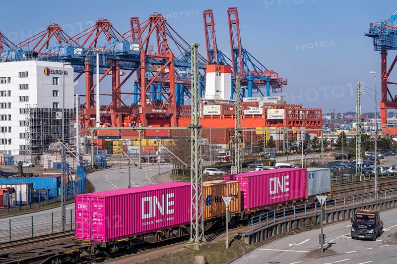 Port of Hamburg, Waltershofer Hafen, container ships, goods train with containers brings and collects freight containers to and from HHLA Container Terminal Burchardkai, Hamburg, Germany, Europe