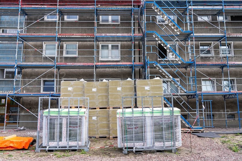 Energy-efficient refurbishment of an apartment block, thermal insulation, new windows and new roof covering