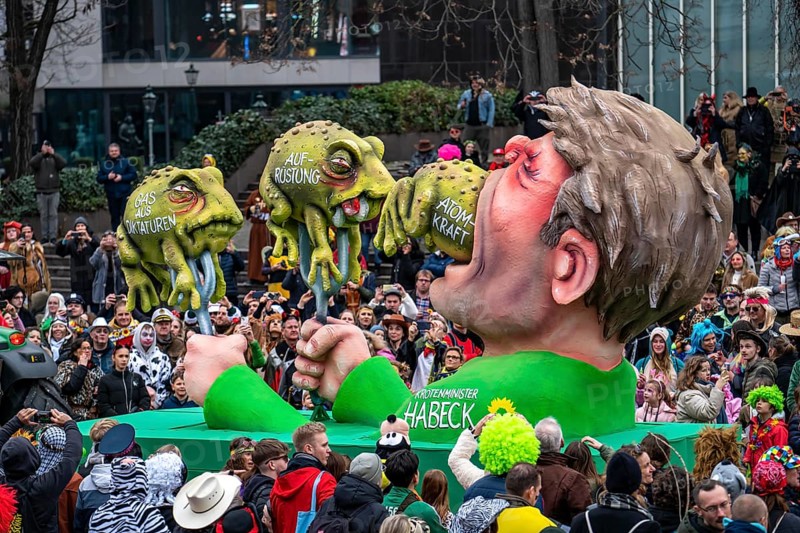 Rose Monday parade in Düsseldorf, street carnival, carnival floats by float builder Jacques Tilly, topic of the toads that Green Minister Robert Habeck has to swallow in his office as Economics Minister