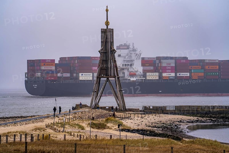 Thick fog in winter, hangs over the mouth of the Elbe into the North Sea, sea mark and landmark Kugelbake container ship NYK Venus, enters the Lower Elbe, Cuxhaven, Lower Saxony, Germany, Europe