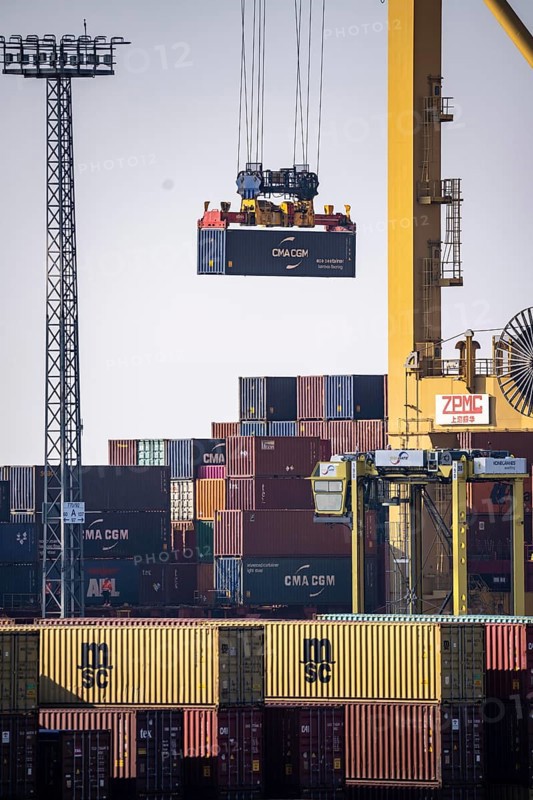 Container terminal in the seaport of Bremerhaven, Eurogate Container Terminal with almost 50 container gantry cranes, cranes, over a length of more than 4 KM at the mouth of the Weser, Bremerhaven, Bremen, Germany, Europe