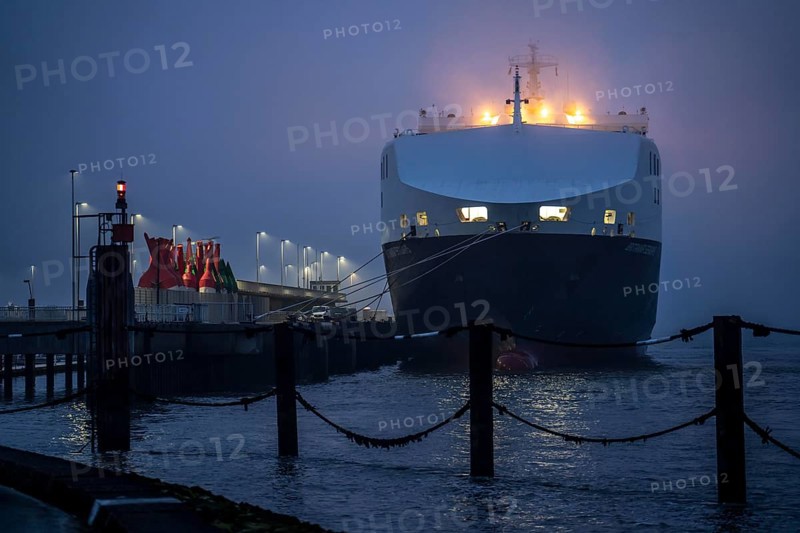 Thick fog in winter, hanging over the mouth of the Elbe into the North Sea, DFDS ferry Britannia Seaways at the pier in Cuxhaven, Lower Saxony, Germany, Europe