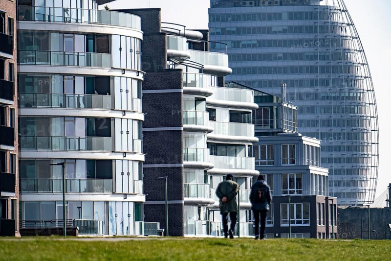 New residential buildings, flats between Viertal Neuer Hafen, on Lohmannstraße and Weserdeich, Kommodore-Ziegenbein-Promenade, Atlantic Hotel Sail City building, Bremerhaven, Bremen, Germany, Europe