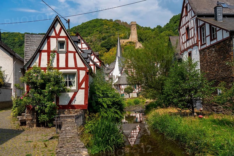 Monreal, idyllic half-timbered village in the Elz valley, ruins of Philippsburg Castle, in the district of Mayen-Koblenz, in Rhineland-Palatinate, Germany, Europe